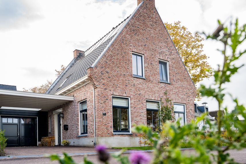 Traditionele woning aan het water in Eemnes door Wens&Co