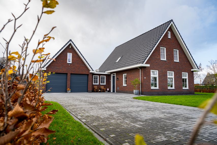 Traditionele vrijstaande woning in Ede met aangebouwde garage