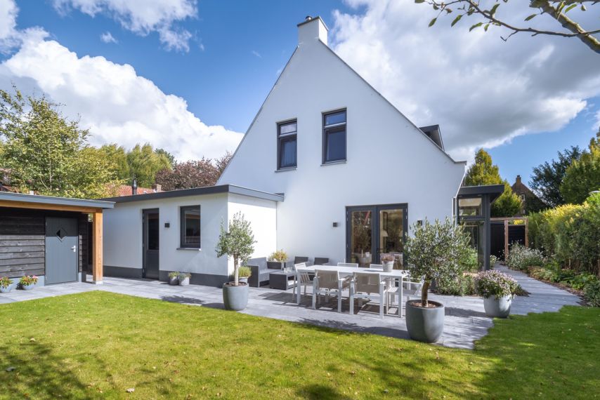 Hedendaagse gestucte klassewoning in Eemnes gebouwd door Wens&Co