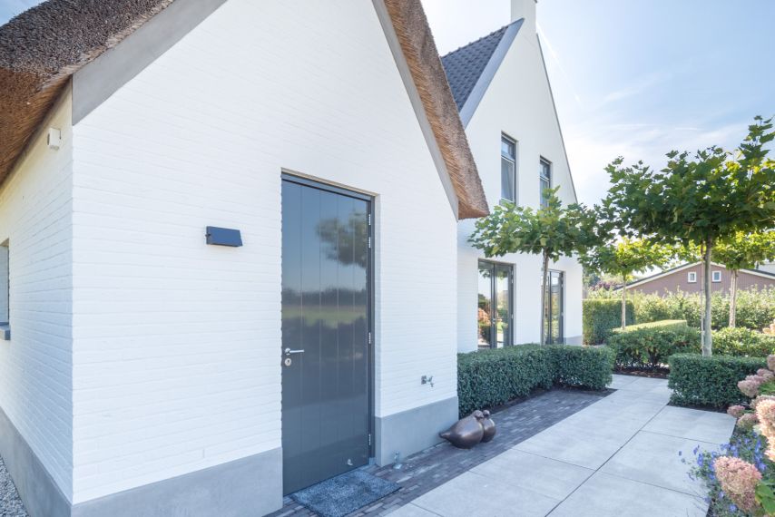 Moderne gestucte klassewoning aan het water in Kootwijkerbroek gebouwd door Wens&Co